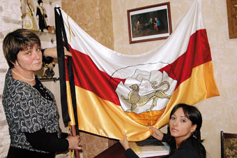 Осетинский флаг с траурной лентой