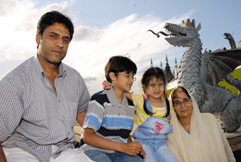 Иштиак Ахмад с детьми и матерью