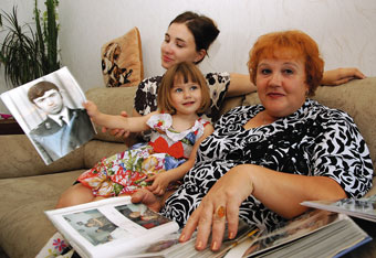 Надежда Ивановна Кереселидзе с дочерью Нателой и внучкой Софьей