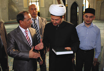 В мечети Кул Шариф министр Таджикистана Кахаров
