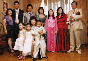 Мадам Кой с семьей