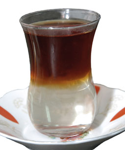 Азербайджанский свадебный чай в стакане армуду