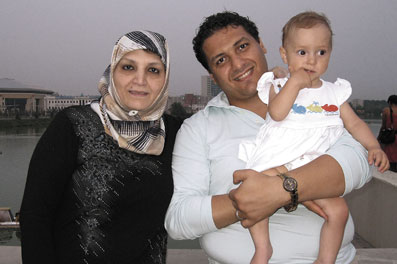 Аднан Аллуш с матерью и дочерью