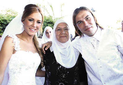 Бибрас Натхо на свадьбе с мамой и невестой