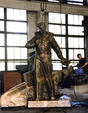 Памятник погибшим морякам подводной лодки Курск