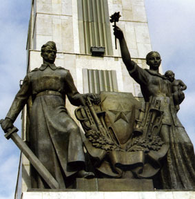 Скульптурная группа с барельефом в Парке Победы в Казани