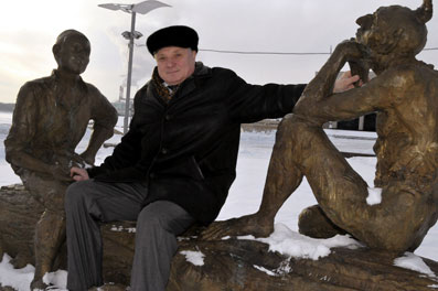 Сергей Маруденко у памятника Шурале, отлитого на заводе ВКНИИВОЛТ