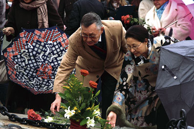 Участники конференции возлагают цветы к памятнику Гумилева