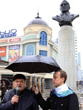 Памятник Льву Гумилеву в Казани