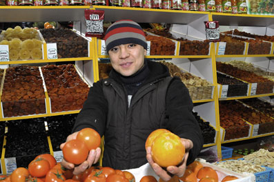 Один из многих мигрантов, торгующих на казанских рынках