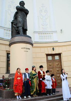 Молодежь Ассамблеи на празднике поэзии у памятника Пушкина