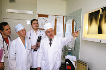 Кардиохирург Джорджикия с коллегами