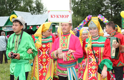 Шествие фольклорных коллективов - участников праздника удмуртской культуры Гырон быдтон
